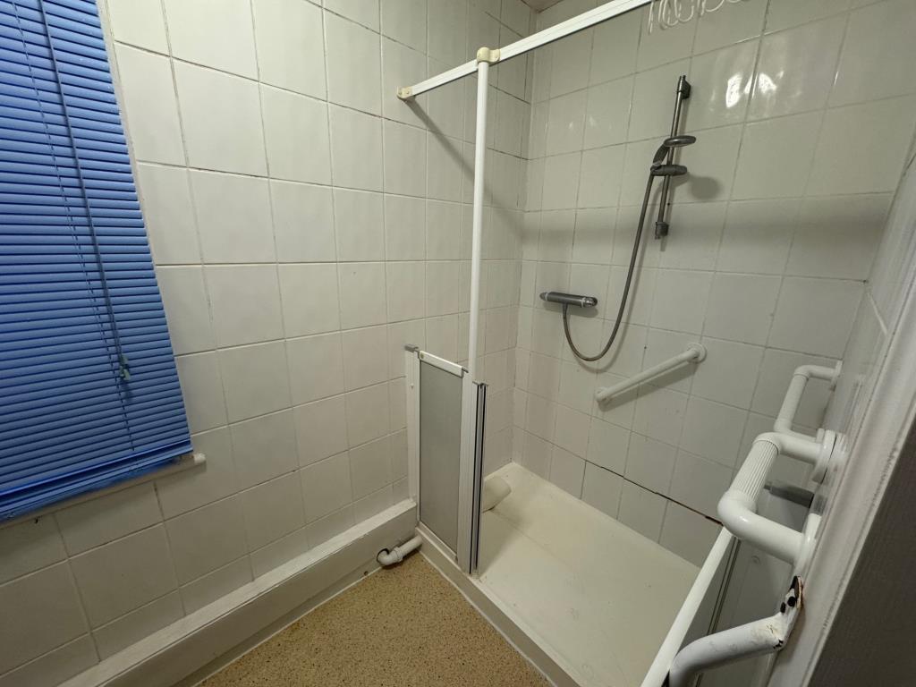 Lot: 129 - FREEHOLD ARRANGED AS TWO DWELLINGS WITH PARKING - Ground floor flat shower room